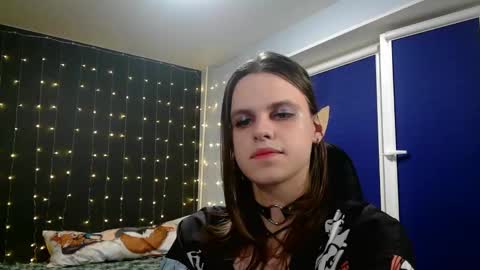 Honelints boyblonde hair AsterMIntfemboybrown hair online show from January 8, 2025, 6:09 pm