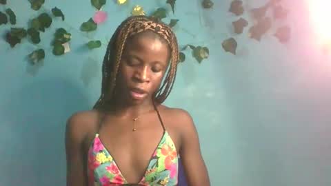 Snapshot of honey_bug2 chatting on November 8, 2025, 12:44 am Queen online show from November 8, 2025, 12:44 am