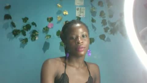 Snapshot of honey_bug2 chatting on November 13, 2025, 11:14 pm Queen online show from November 13, 2025, 11:14 pm