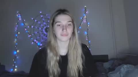 honeyveil online show from November 18, 2025, 3:27 pm