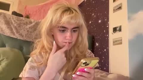 Snapshot of honeyxlimbed chatting on December 15, 2024, 7:13 am Emi Rose online show from December 15, 2024, 7:13 am