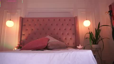 Snapshot of honeyymoonn_ chatting on May 12, 2026, 7:44 pm Honey Moon Help me to reach 100 thumbs up online show from May 12, 2026, 7:44 pm