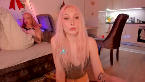 Snapshot of hornybunnys chatting on January 2, 2025, 10:11 pm Alex and Rosie online show from January 2, 2025, 10:11 pm