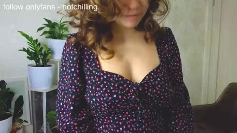 LiluCaroline online show from November 14, 2025, 1:43 pm