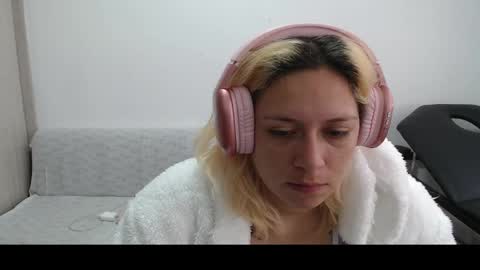 Mia online show from March 10, 2025, 4:03 pm