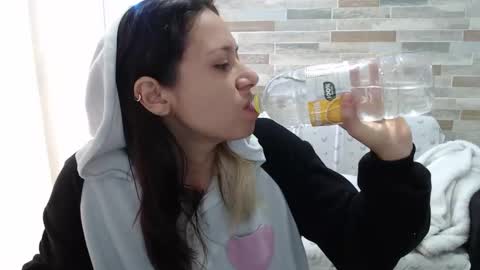 Mia online show from October 10, 2025, 12:37 pm