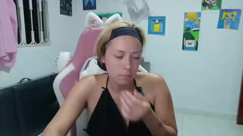 Mia online show from March 18, 2026, 11:19 pm