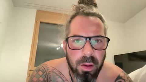 letmedoo2 online show from December 18, 2025, 9:43 pm