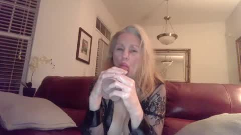 Snapshot of hotblondemilf1962 chatting on January 28, 2025, 10:45 am hotblondemilf1962 online show from January 28, 2025, 10:45 am