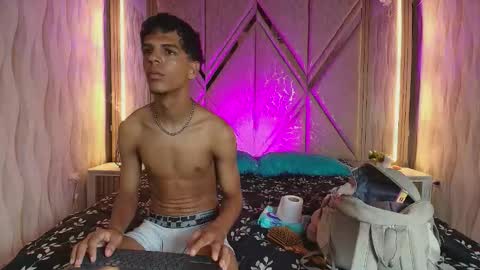 hotcouple_222 online show from January 7, 2026, 7:33 am