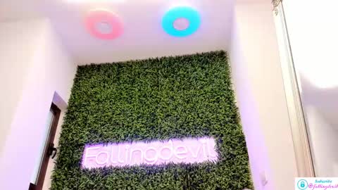 hotfallingdevil online show from February 20, 2025, 12:47 pm