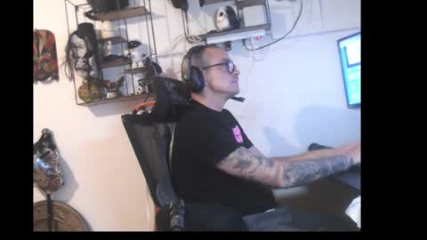 hotkinkytat online show from April 18, 2026, 10:10 pm