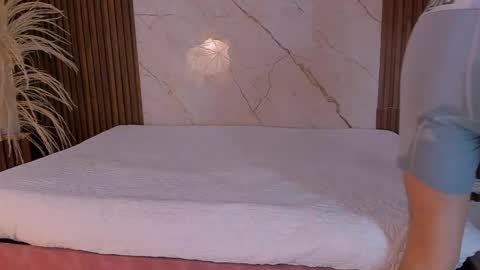 hotlovestory online show from April 18, 2026, 12:20 pm