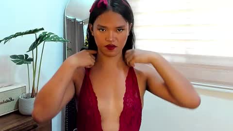 Maxine online show from December 2, 2025, 5:35 am