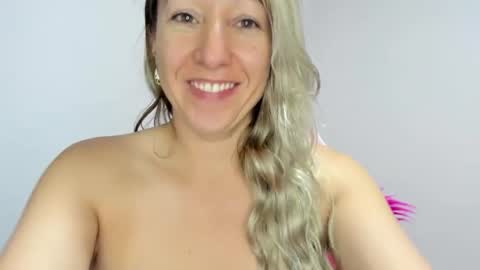 hottychrystal online show from November 21, 2025, 1:21 pm