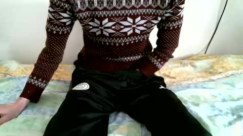 Snapshot of hug_me chatting on December 19, 2024, 11:29 am Keanu online show from December 19, 2024, 11:29 am