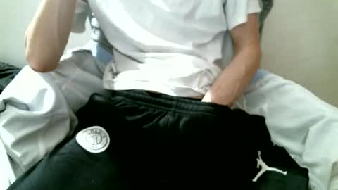 Snapshot of hug_me chatting on September 12, 2025, 12:22 am Keanu online show from September 12, 2025, 12:22 am