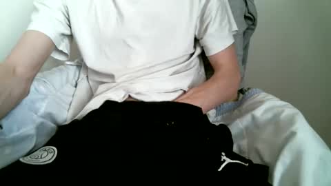 Snapshot of hug_me chatting on September 12, 2025, 12:27 pm Keanu online show from September 12, 2025, 12:27 pm