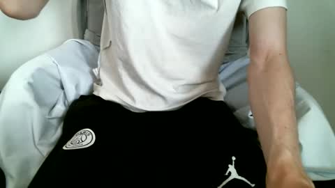 Snapshot of hug_me chatting on October 9, 2025, 12:58 pm Keanu online show from October 9, 2025, 12:58 pm