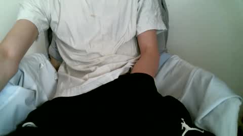 Snapshot of hug_me chatting on November 4, 2025, 1:54 pm Keanu online show from November 4, 2025, 1:54 pm