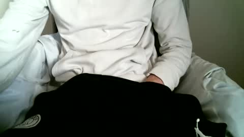 Snapshot of hug_me chatting on November 5, 2025, 11:21 am Keanu online show from November 5, 2025, 11:21 am