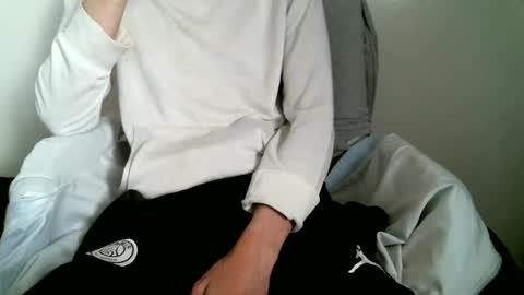 Snapshot of hug_me chatting on November 6, 2025, 11:11 am Keanu online show from November 6, 2025, 11:11 am