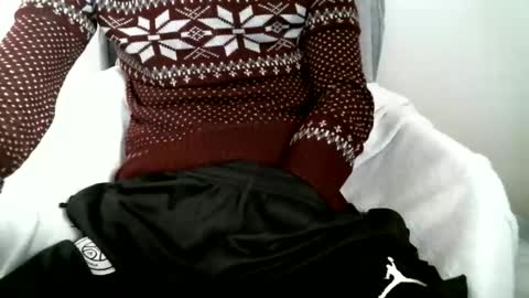 Snapshot of hug_me chatting on November 8, 2025, 10:04 am Keanu online show from November 8, 2025, 10:04 am