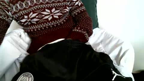 Snapshot of hug_me chatting on December 5, 2025, 12:47 pm Keanu online show from December 5, 2025, 12:47 pm