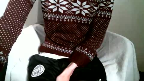 Snapshot of hug_me chatting on January 8, 2026, 11:45 am Keanu online show from January 8, 2026, 11:45 am