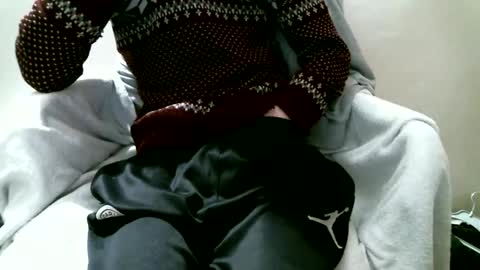 Snapshot of hug_me chatting on February 4, 2026, 12:49 am Keanu online show from February 4, 2026, 12:49 am