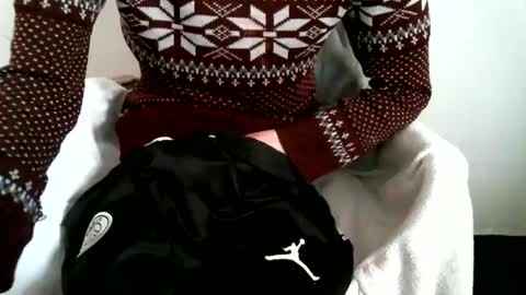 Snapshot of hug_me chatting on February 4, 2026, 12:55 pm Keanu online show from February 4, 2026, 12:55 pm