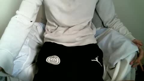 Snapshot of hug_me chatting on February 8, 2026, 12:30 pm Keanu online show from February 8, 2026, 12:30 pm