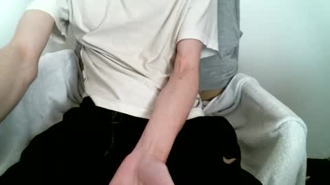 Snapshot of hug_me chatting on February 12, 2026, 1:50 pm Keanu online show from February 12, 2026, 1:50 pm