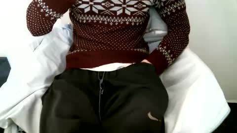 Snapshot of hug_me chatting on February 16, 2026, 12:45 pm Keanu online show from February 16, 2026, 12:45 pm