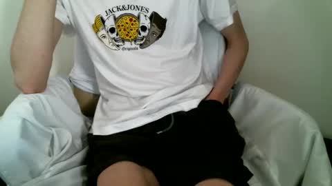 Snapshot of hug_me chatting on March 1, 2026, 1:24 pm Keanu online show from March 1, 2026, 1:24 pm