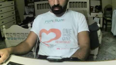 hugeveiny online show from October 22, 2025, 3:56 pm