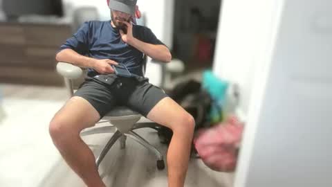 hungbistud916 online show from December 5, 2025, 6:00 am