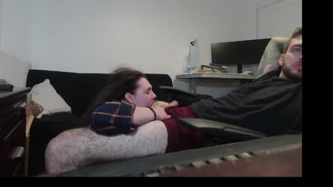 hungmtnman2256 online show from April 28, 2026, 4:28 am