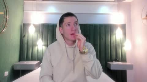 hunterheat_ online show from November 18, 2025, 12:20 pm