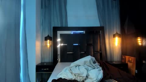 hunterheat_ online show from December 18, 2025, 12:11 pm