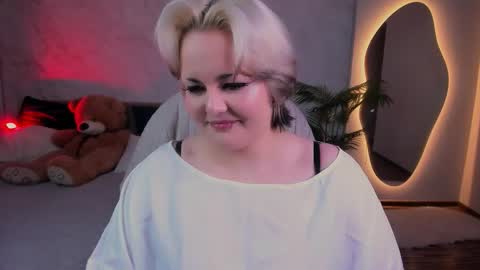 Hwasa online show from March 6, 2026, 8:27 pm