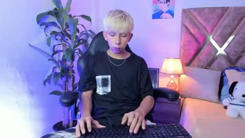 Son Hyunjin online show from February 17, 2026, 8:48 pm