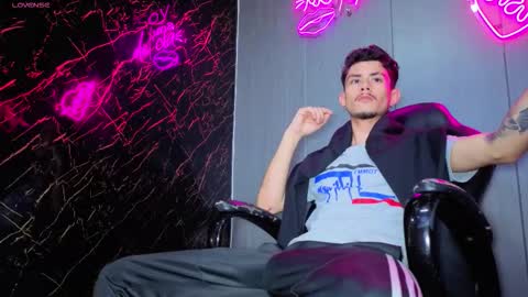 kelvis online show from November 11, 2025, 9:20 am