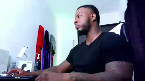 Snapshot of iam_hotbbc chatting on September 20, 2025, 1:06 am Mr H Independent model online show from September 20, 2025, 1:06 am