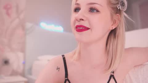 Nina  online show from September 27, 2025, 4:34 pm