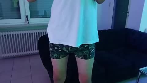 icheinfachich13 online show from September 18, 2025, 1:18 am