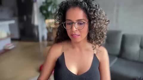 Snapshot of illaroom chatting on February 4, 2025, 8:59 pm Kloe online show from February 4, 2025, 8:59 pm