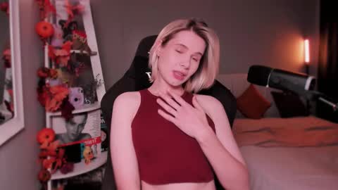 Mia online show from November 8, 2025, 8:47 am