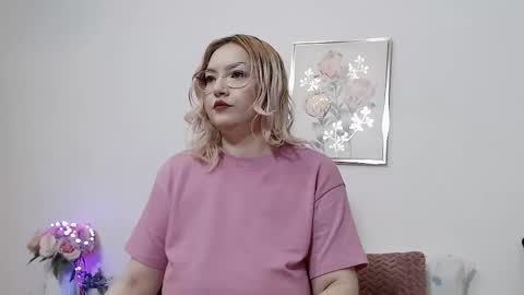 Snapshot of ina_pearl chatting on November 6, 2025, 3:40 am Ina online show from November 6, 2025, 3:40 am