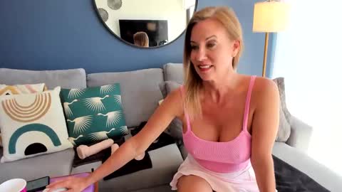 Snapshot of indianacooper chatting on September 29, 2025, 3:39 pm IndianaCooper - Showtimes - Mon-Fri 12pm and 930PM CST SatSun 930pm CST online show from September 29, 2025, 3:39 pm